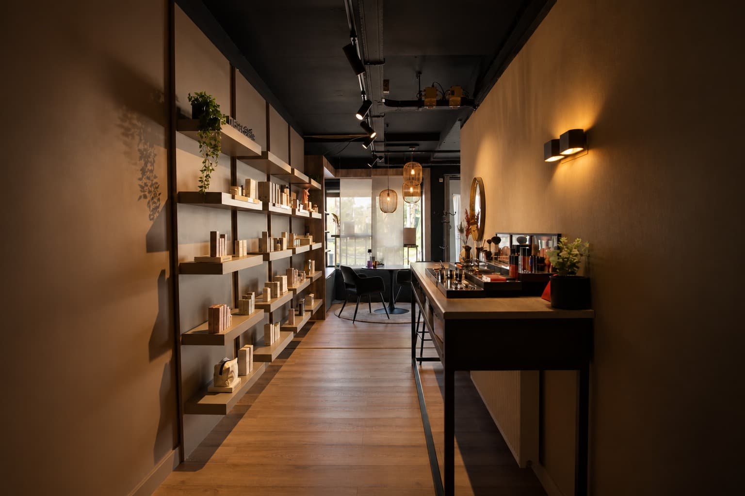 Gang bij SCENERY Beauty met houten wandplanken, wandlampen en daglicht achterin
